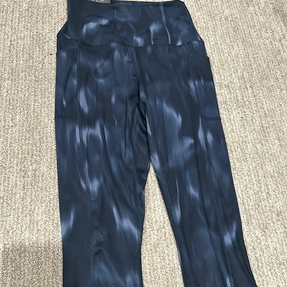 Workout set, top with zipper, leggings with pockets. Size small, never worn - Picture 3 of 4